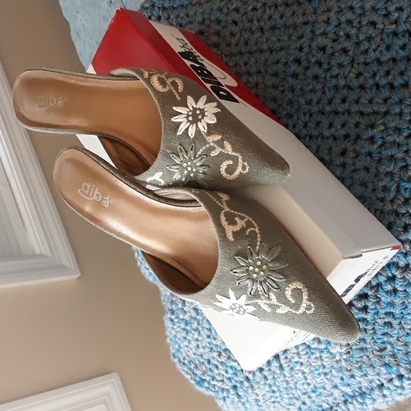 Diba Shoes - Cute Army Green Heels